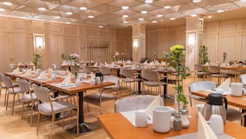Tägliches Frühstücksbuffet gegen Gebühr
