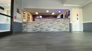 Lobby - Days Inn & Suites by Wyndham Winnie (Winnie)