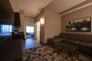 Habitació, 1 llit de matrimoni gran | Sala d'estar | Televisor de pantalla plana de 32 polzades amb canals per satèl·lit
