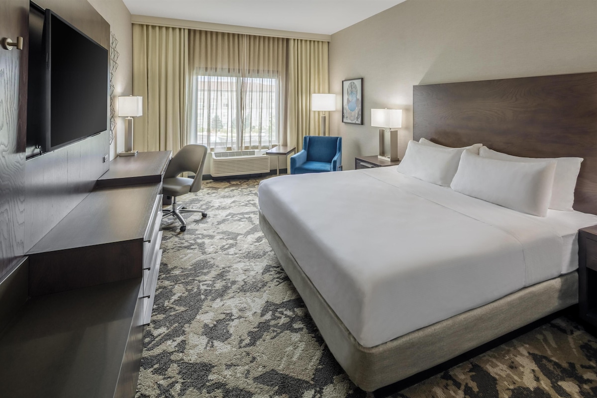 Room, 1 King Bed | Premium bedding, in-room safe, desk, blackout drapes