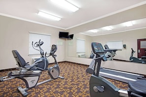 Fitness facility - Super 8 by Wyndham IAH West/Greenspoint (Houston)