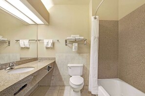 Bañera con ducha, secador de pelo, toallas