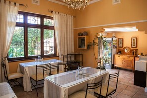 Daily cooked-to-order breakfast (ZAR 165 per person)