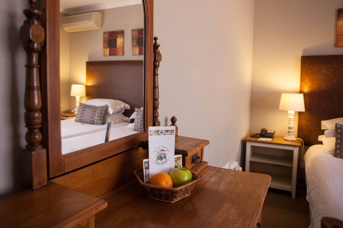 Miller's Point Twin Room | 9 bedrooms, Egyptian cotton sheets, premium bedding, Select Comfort beds