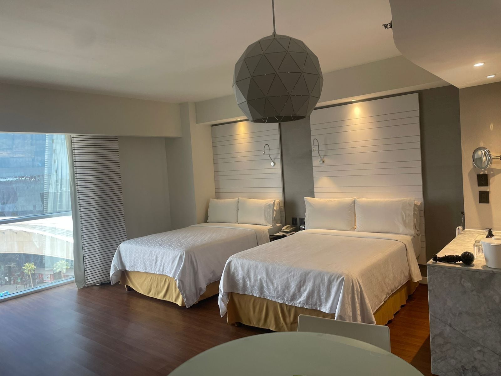 スイート ダブルベッド 2 台 禁煙 | セーフティボックス (室内)、ノートパソコン用作業スペース、遮光カーテン、防音設備