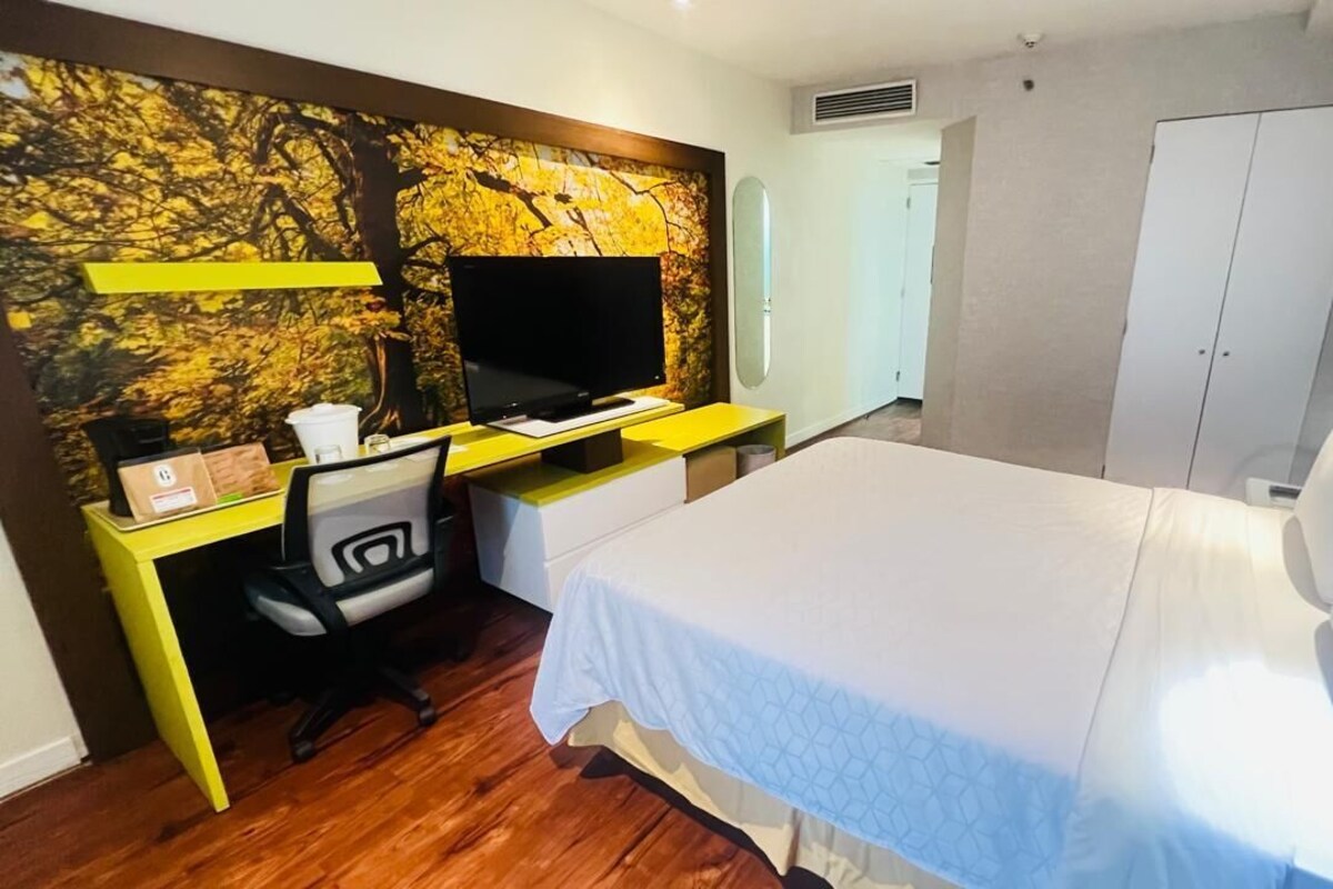 Chambre, 1 très grand lit, accessible aux personnes à mobilité réduite (Bathtub W/grab Bars)