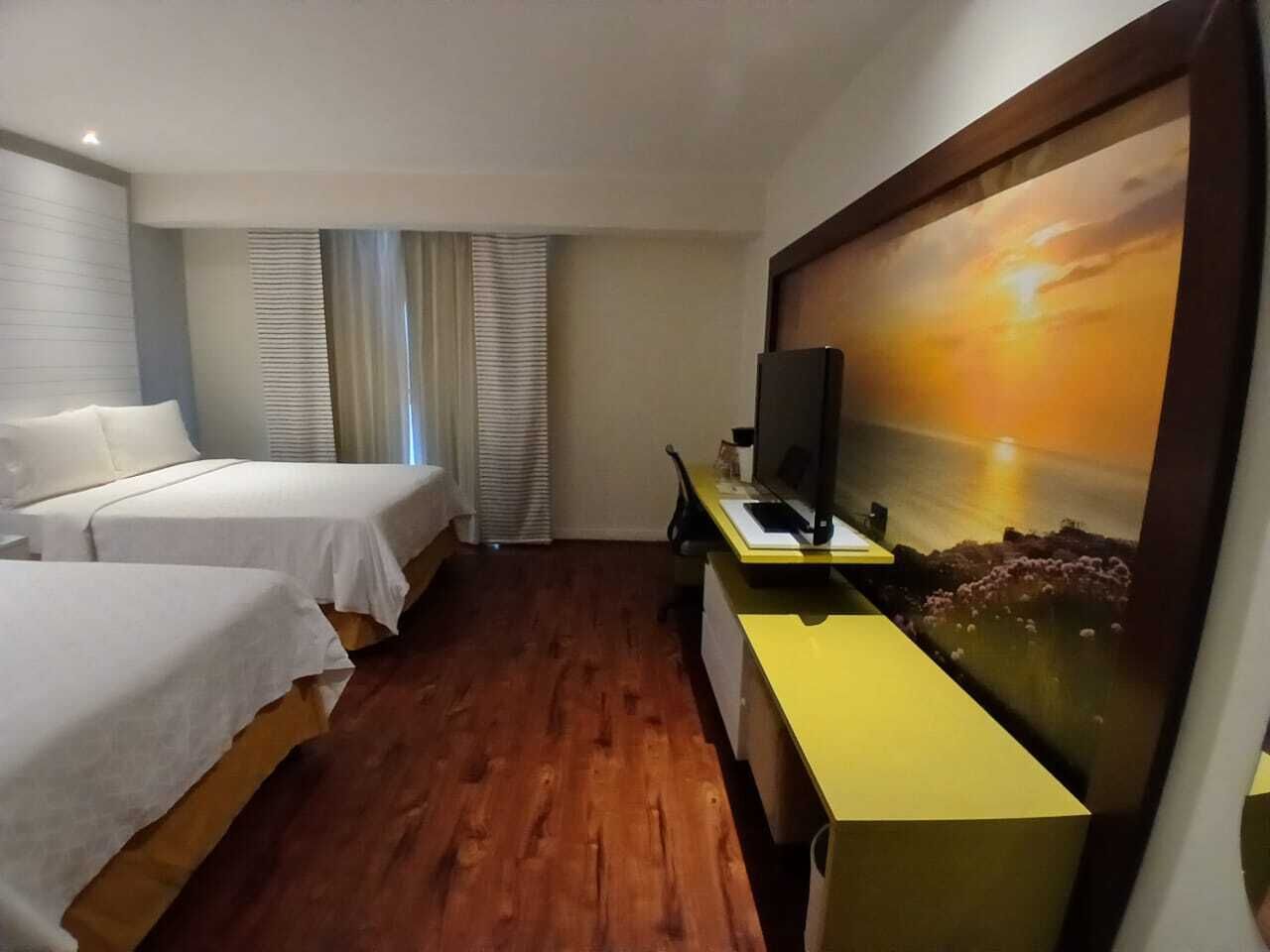 Rom, 2 dobbeltsenger, ikke-røyk | Safe på rommet, skrivebord for bærbar PC og blendingsgardiner