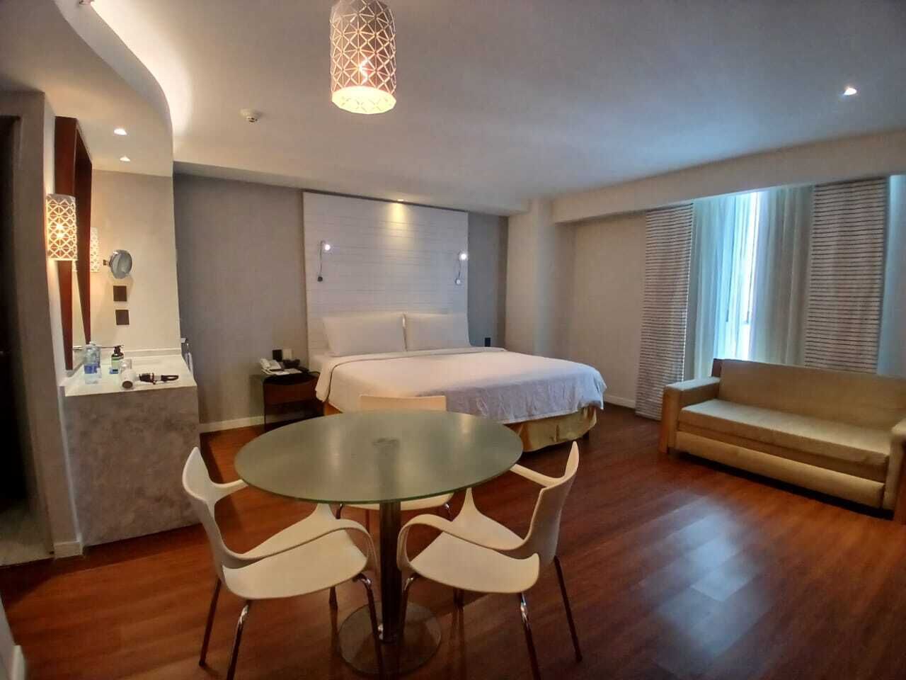 Suite, 1 kingsize-seng, ikke-røyk | Safe på rommet, skrivebord for bærbar PC og blendingsgardiner