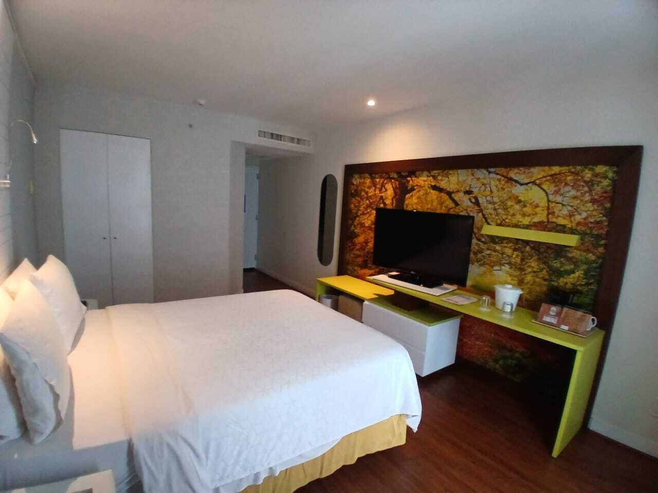 Zimmersafe, laptopgeeigneter Arbeitsplatz, Verdunkelungsvorhänge