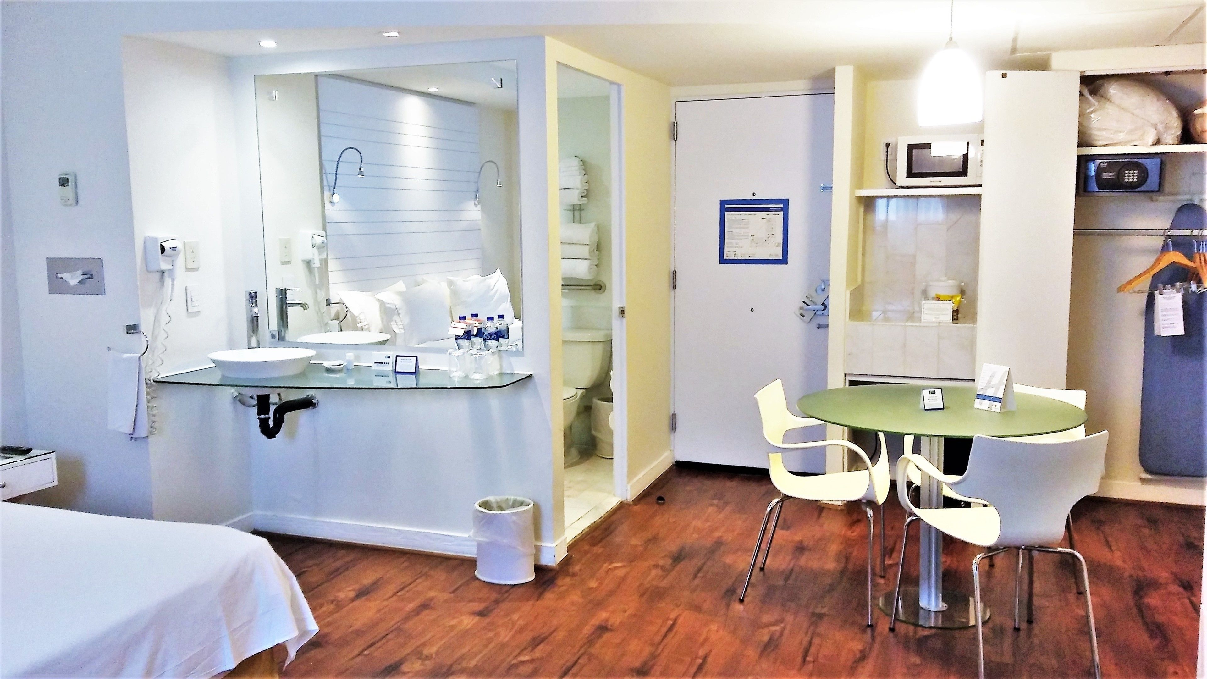 standard room, 1 king bed, accessible | 1 bedroom, in-room safe, desk, laptop workspace