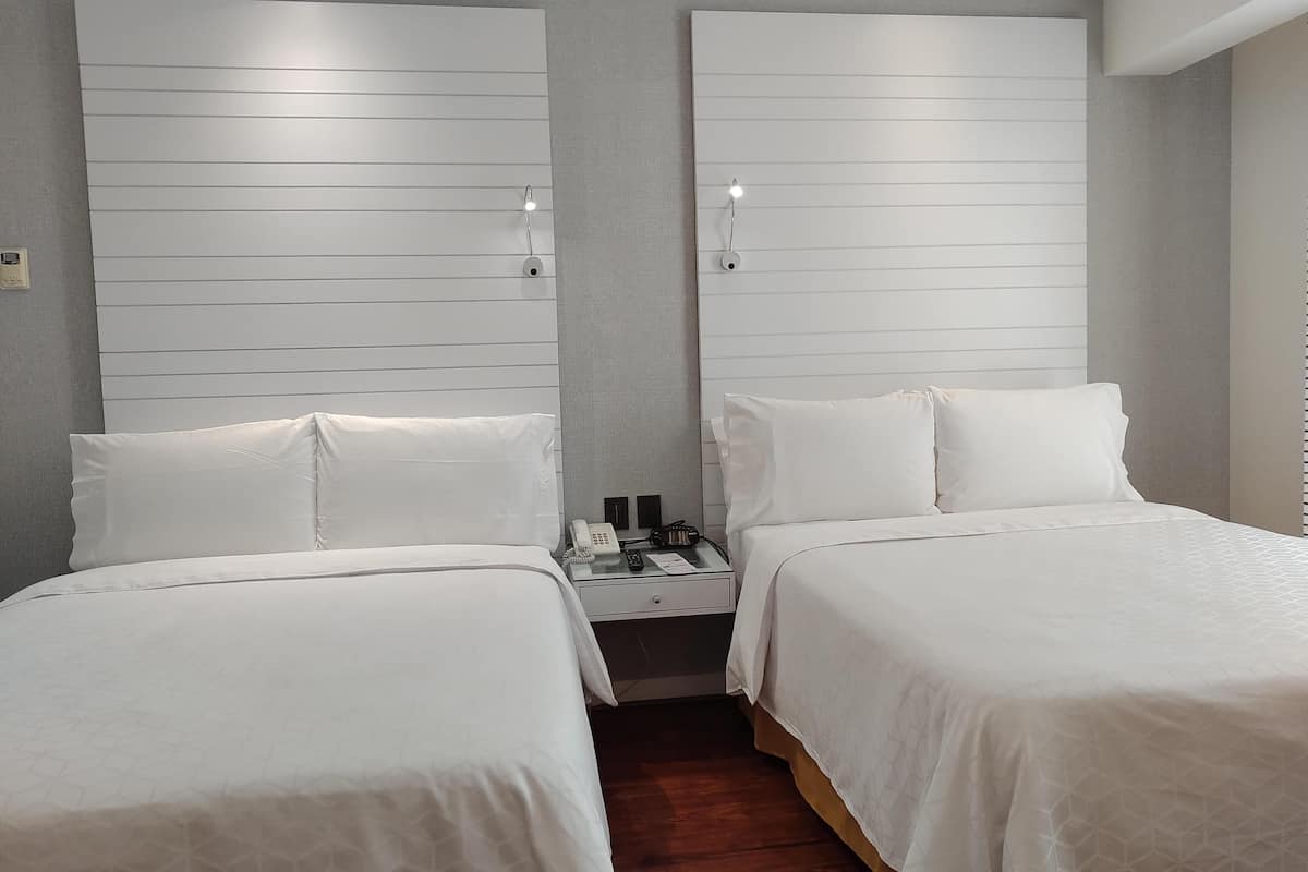1 Schlafzimmer, Zimmersafe, Schreibtisch, laptopgeeigneter Arbeitsplatz