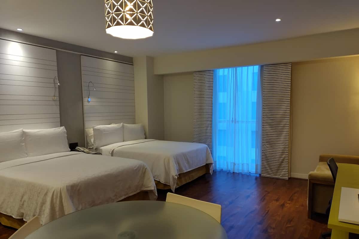 1 Schlafzimmer, Zimmersafe, Schreibtisch, laptopgeeigneter Arbeitsplatz