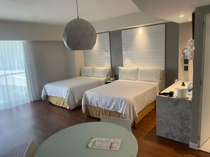 Suite, 2 Katil Kelamin (Double), Non Smoking | Peti besi dalam bilik, langsir/tirai gelap terus, kalis bunyi 