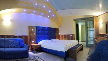 Suite – junior | Bad | Kombinert dusj/badekar, hårføner, bidé og håndklær