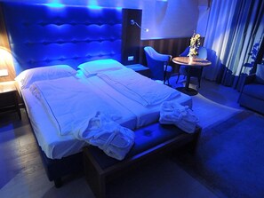 Minibar, pengeskab på værelset, skrivebord, gratis Wi-Fi