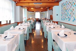 Se sirven desayunos, comidas y cenas 