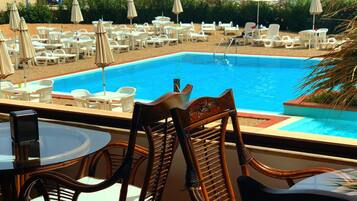 Outdoor pool, pool umbrellas, sun loungers