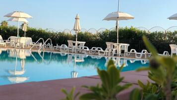 Kolam renang terbuka, payung kolam, kerusi lepak pantai