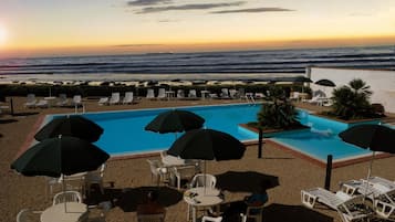 Outdoor pool, pool umbrellas, sun loungers