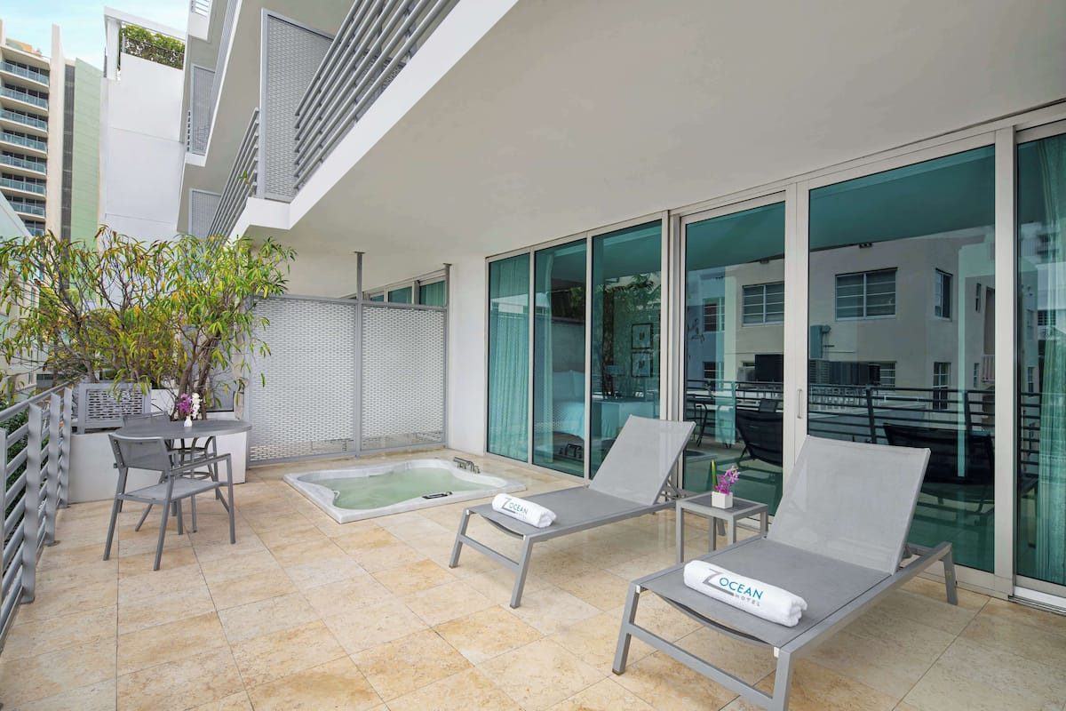 Suite, 1 King Bed (Spa) | Premium bedding, pillowtop beds, minibar, in-room safe