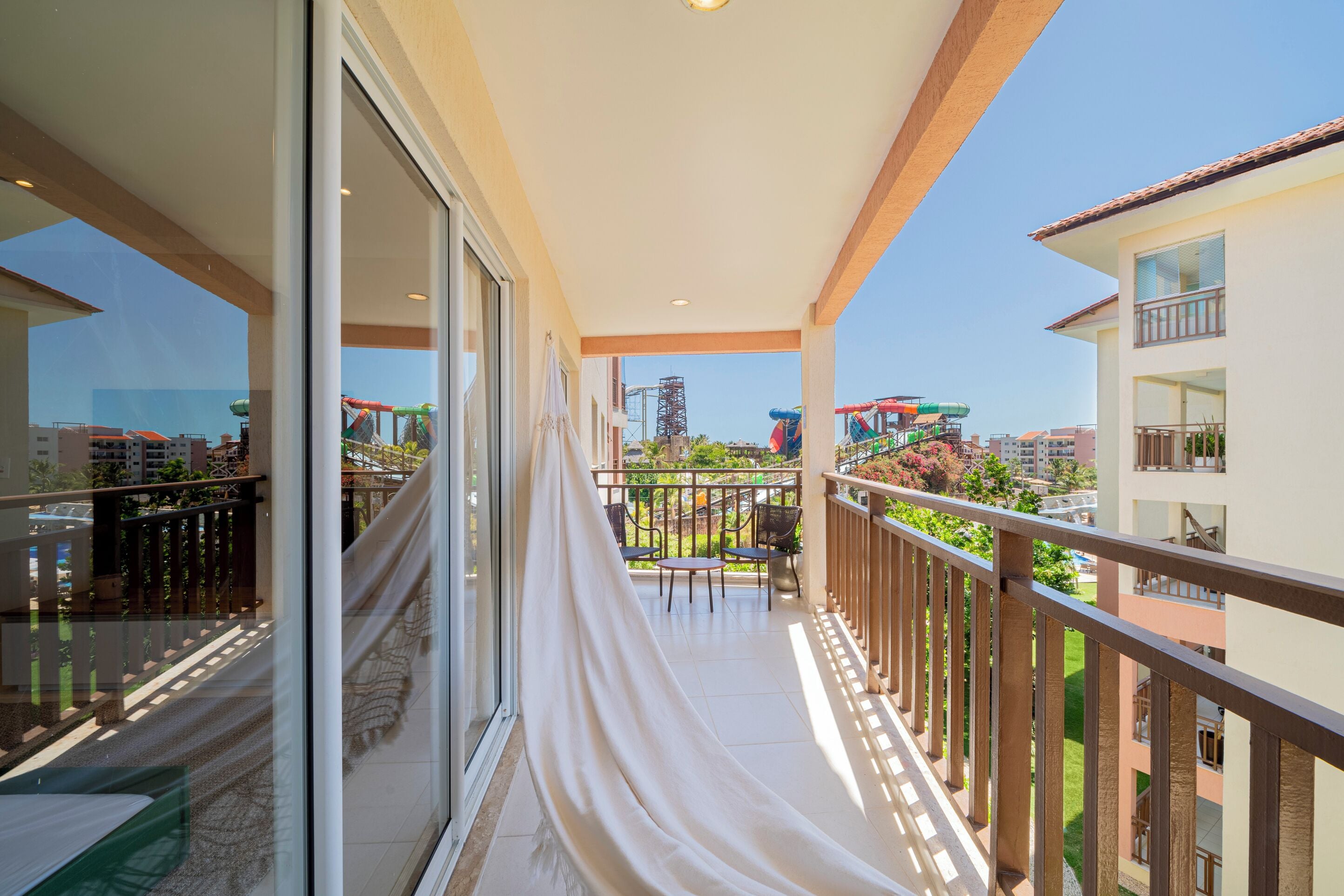 Deluxe Suite | Minibar, in-room safe, desk, blackout drapes