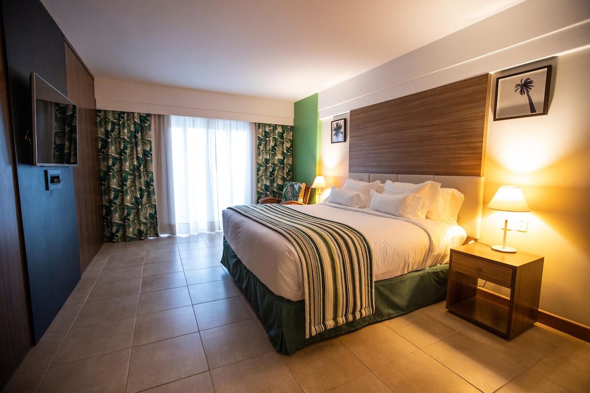 Minibar, in-room safe, laptop workspace, blackout curtains