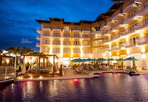 Piscine extérieure, chaises longues