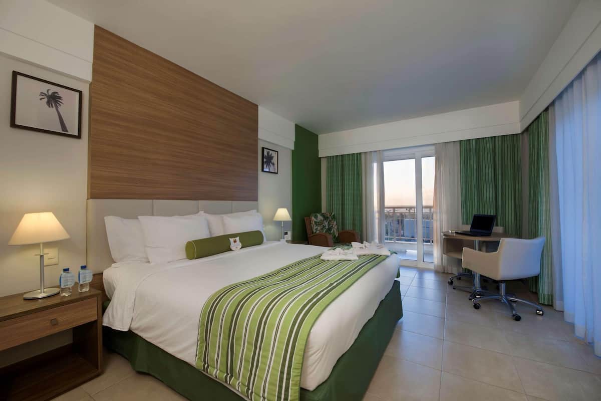 Minibar, in-room safe, laptop workspace, blackout curtains