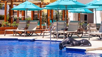 Hồ bơi ngoài trời, mở cửa từ 8:00 đến 22:00, ghế dài tắm nắng