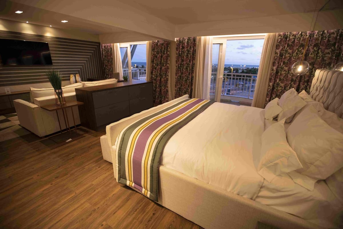 Minibar, in-room safe, laptop workspace, blackout curtains