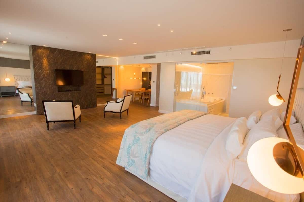 Minibar, in-room safe, laptop workspace, blackout curtains