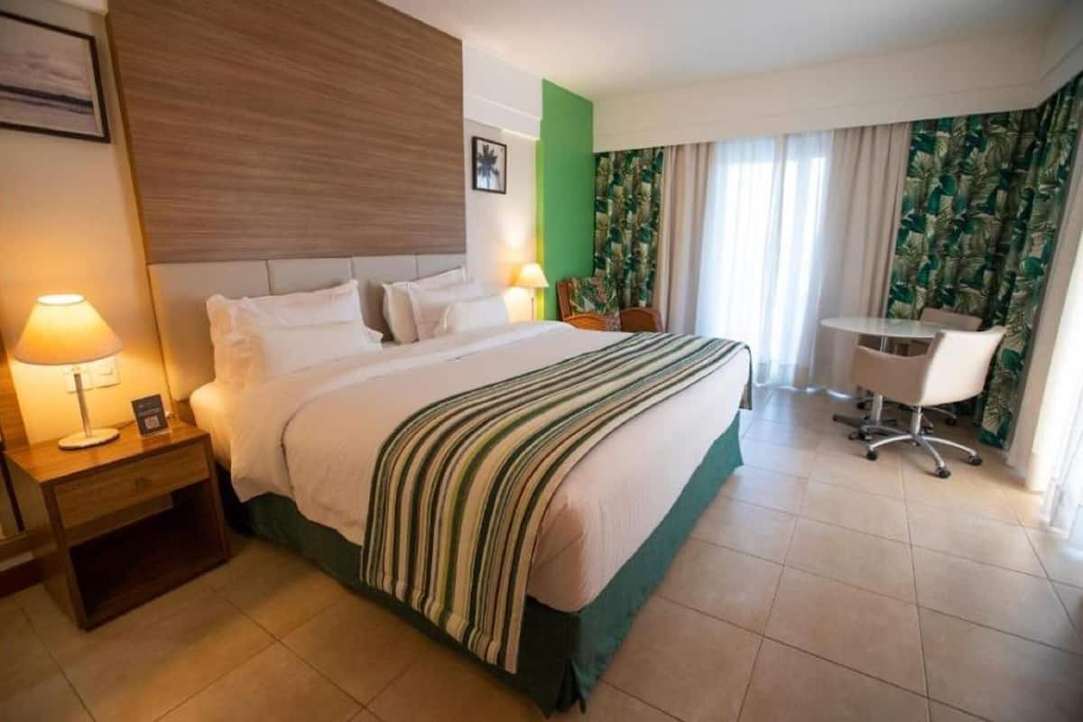 Minibar, in-room safe, laptop workspace, blackout curtains
