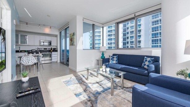 A modern apartment with a kitchen, dining area, and living room. - Churchill Suites Miami Brickell (Miami)