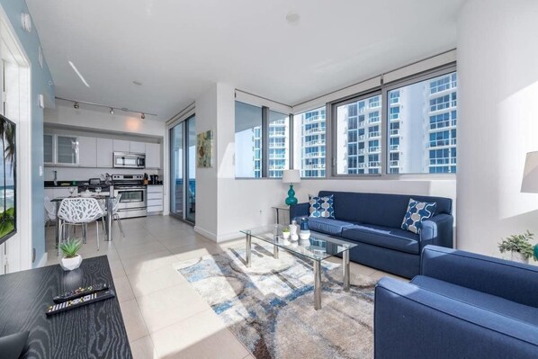 Flat-screen TV, DVD player - Churchill Suites Miami Brickell (Miami)