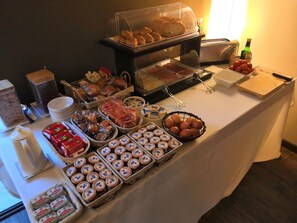Daily continental breakfast for a fee - Molí Blanc Hotel (Jorba)