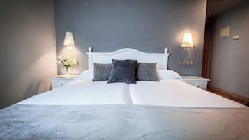 Escritorio, wifi gratis y ropa de cama