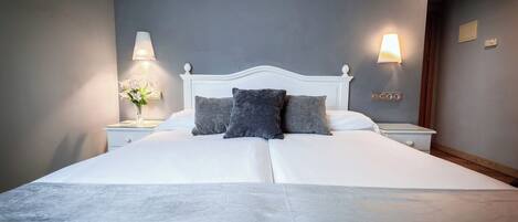 Camera con 2 letti singoli | Una scrivania, Wi-Fi gratuito, lenzuola