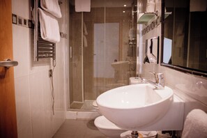 Tweepersoonskamer | Een bureau, gratis wifi, beddengoed