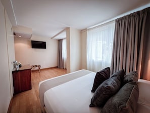 Double Room | Desk, free WiFi, bed sheets