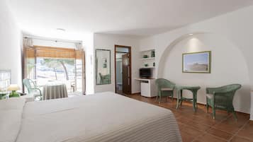 Minibar, caja fuerte, escritorio y cunas (de pago)