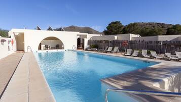 Piscine extérieure, chaises longues