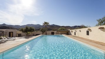 Piscine extérieure, chaises longues