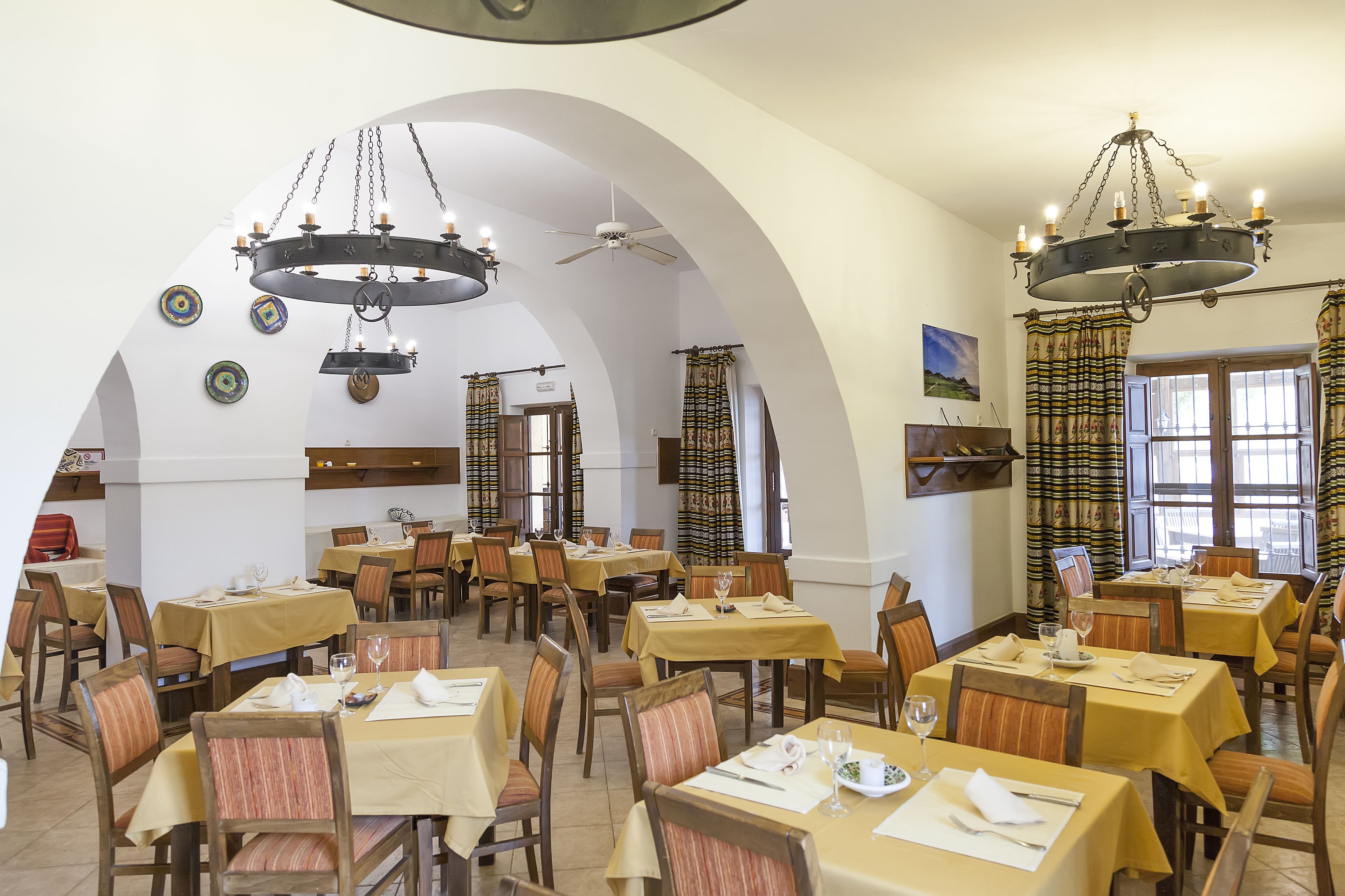 3 restaurants, breakfast served