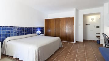 Minibar, coffres-forts dans les chambres, bureau