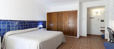 Minibar, Zimmersafe, Schreibtisch, Babybetten