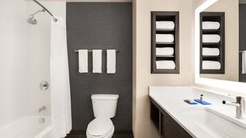 Combined shower/tub, free toiletries, hair dryer, towels