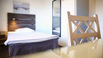 Single Economy | Bộ đồ giường cao cấp, bàn, màn/rèm cản sáng, phòng cách âm