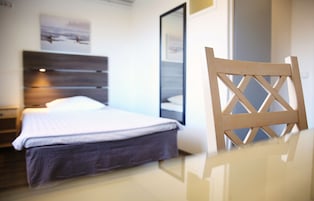 Single Economy | Premium bedding, desk, blackout drapes, soundproofing