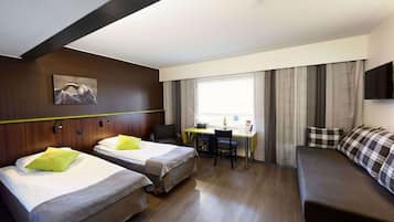 Ett hotellrum med två sängar, ett skrivbord, en stol, en soffa, en tavla på väggen och ett stort fönster med gardiner.