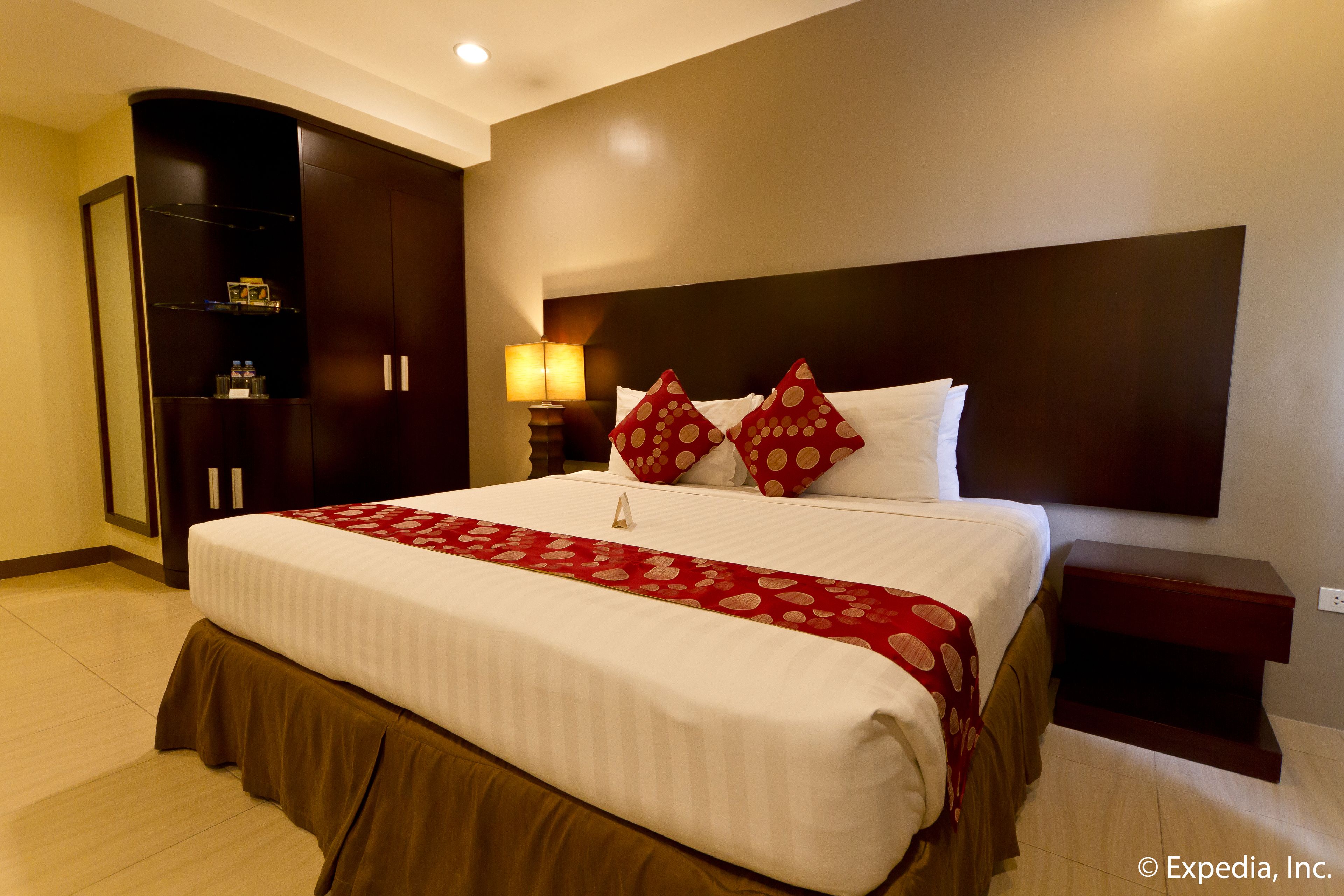 royal suite, 1 king bed | living area | 27-inch lcd tv with cable channels, tv